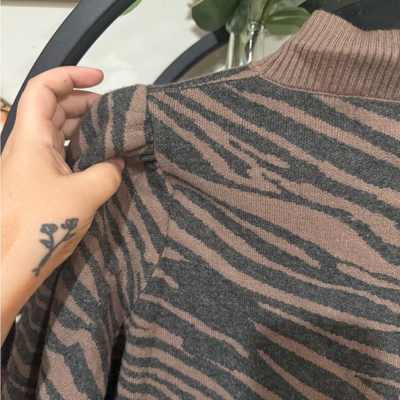 Heartloom Brown and Black Animal Print Sweater size medium - Picture 9 of 9